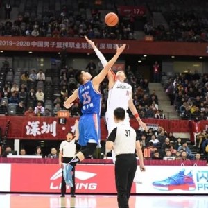 南安普敦主场险胜伯恩利,亚当斯终场前绝杀立功