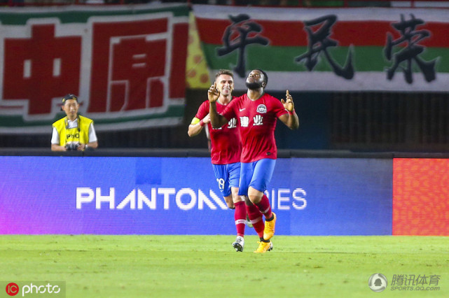 弗赖堡锋线双星闪耀,联手破门助球队登顶  弗赖堡锋线双星闪耀,联手破门助球队登顶