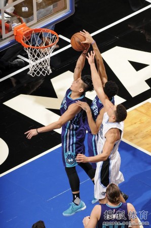 奥尔良中场拼抢积极,阻断对方传导切断联系  奥尔良中场拼抢积极,阻断对方传导切断联系